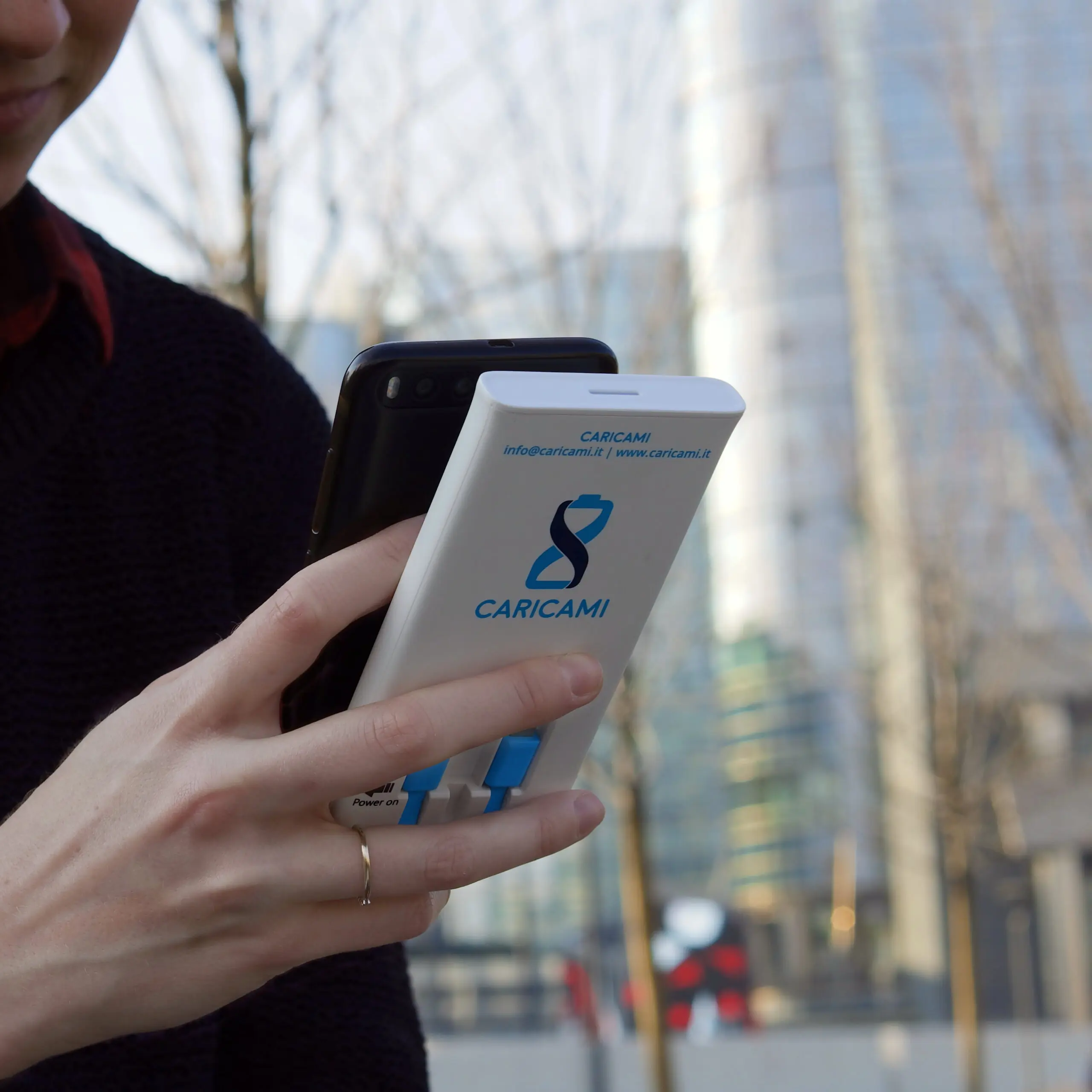 Persona che utilizza una delle nostre soluzioni per il tuo business