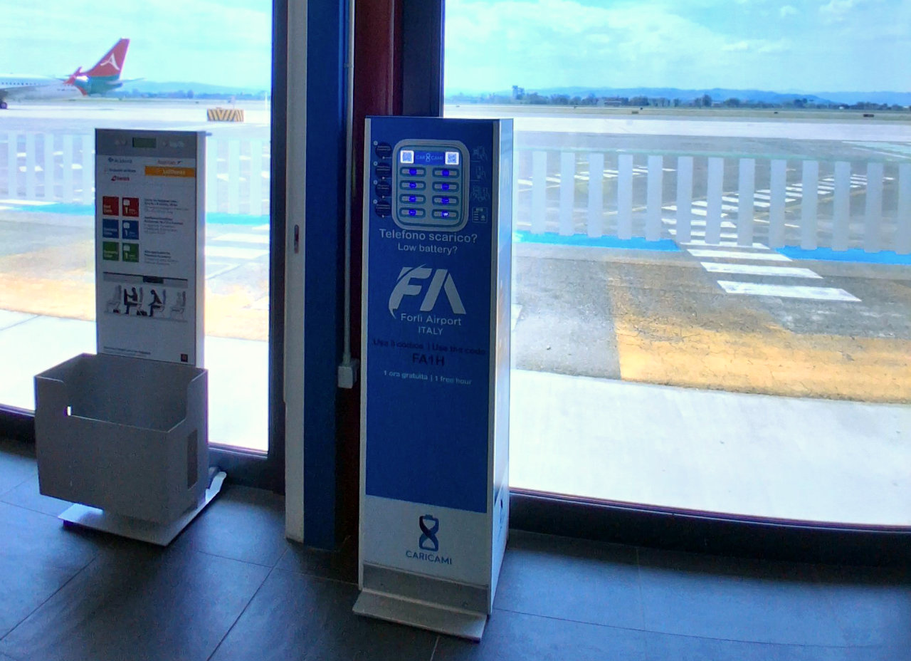 Stazione di noleggio powerbank caricami installata presso l'aeroporto di Forlì