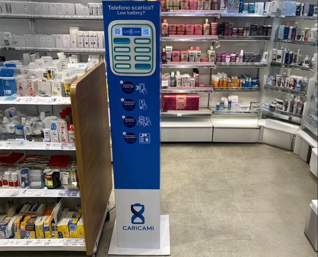 Totem Caricami installato all'interno di una farmacia Boots